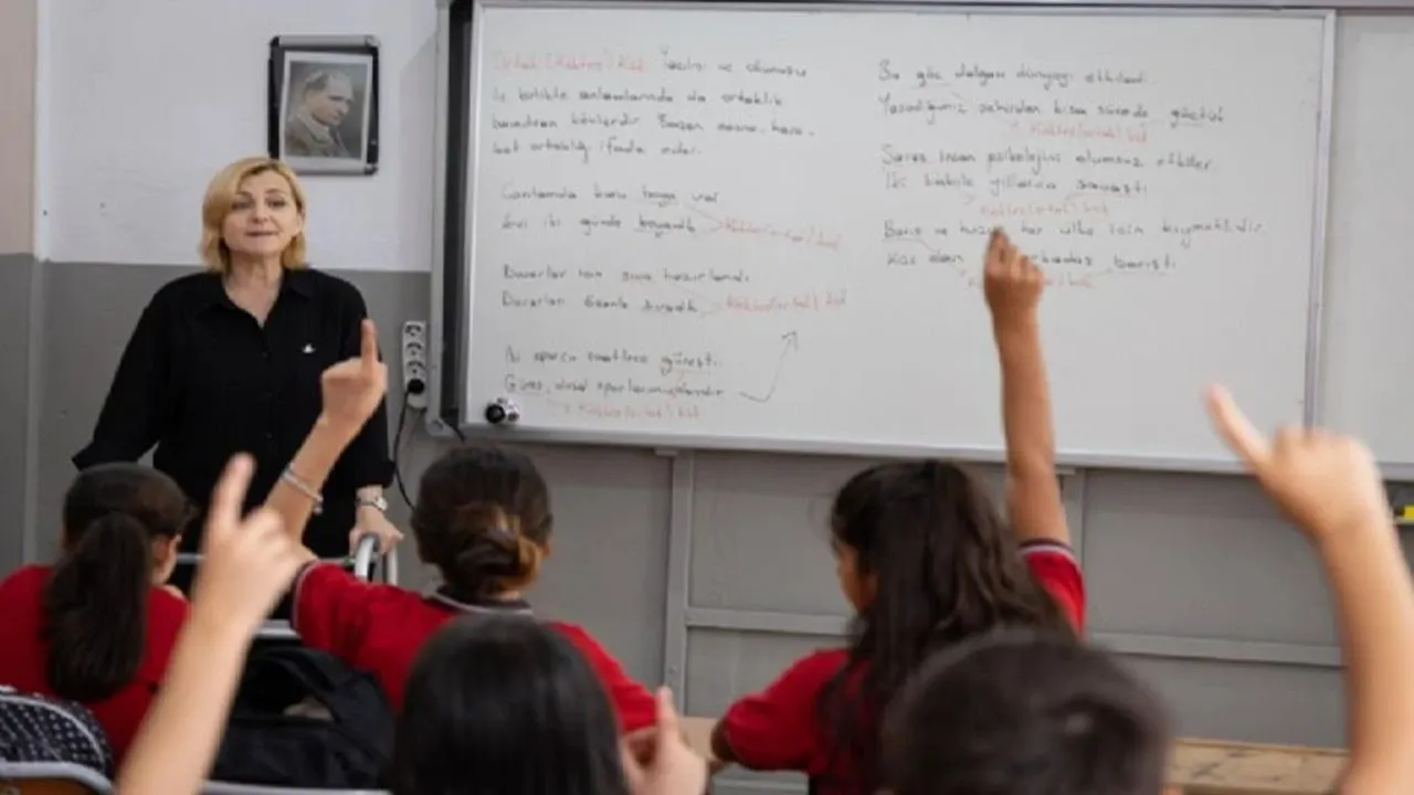 Bugün okul yarım gün mü, 24 Kasım Öğretmenler Günü okullar kaçta bitiyor?