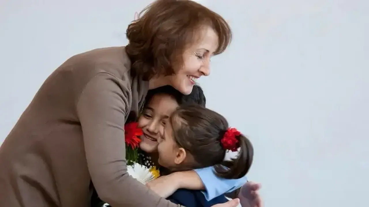 Bugün okul yarım gün mü, 24 Kasım Öğretmenler Günü okullar kaçta bitiyor?