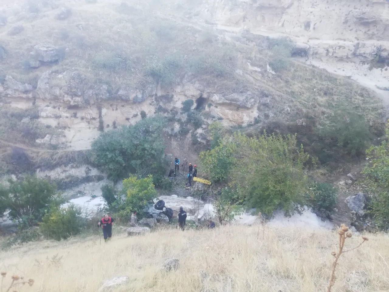 Siirt'te araç uçuruma yuvarlandı