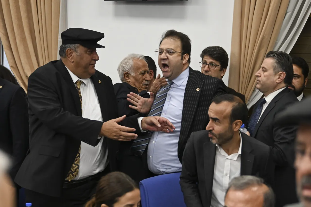 CHP'li vekil hem Halk TV'ye hem kendi partisine isyan etti: Haysiyetsiz adamlar!