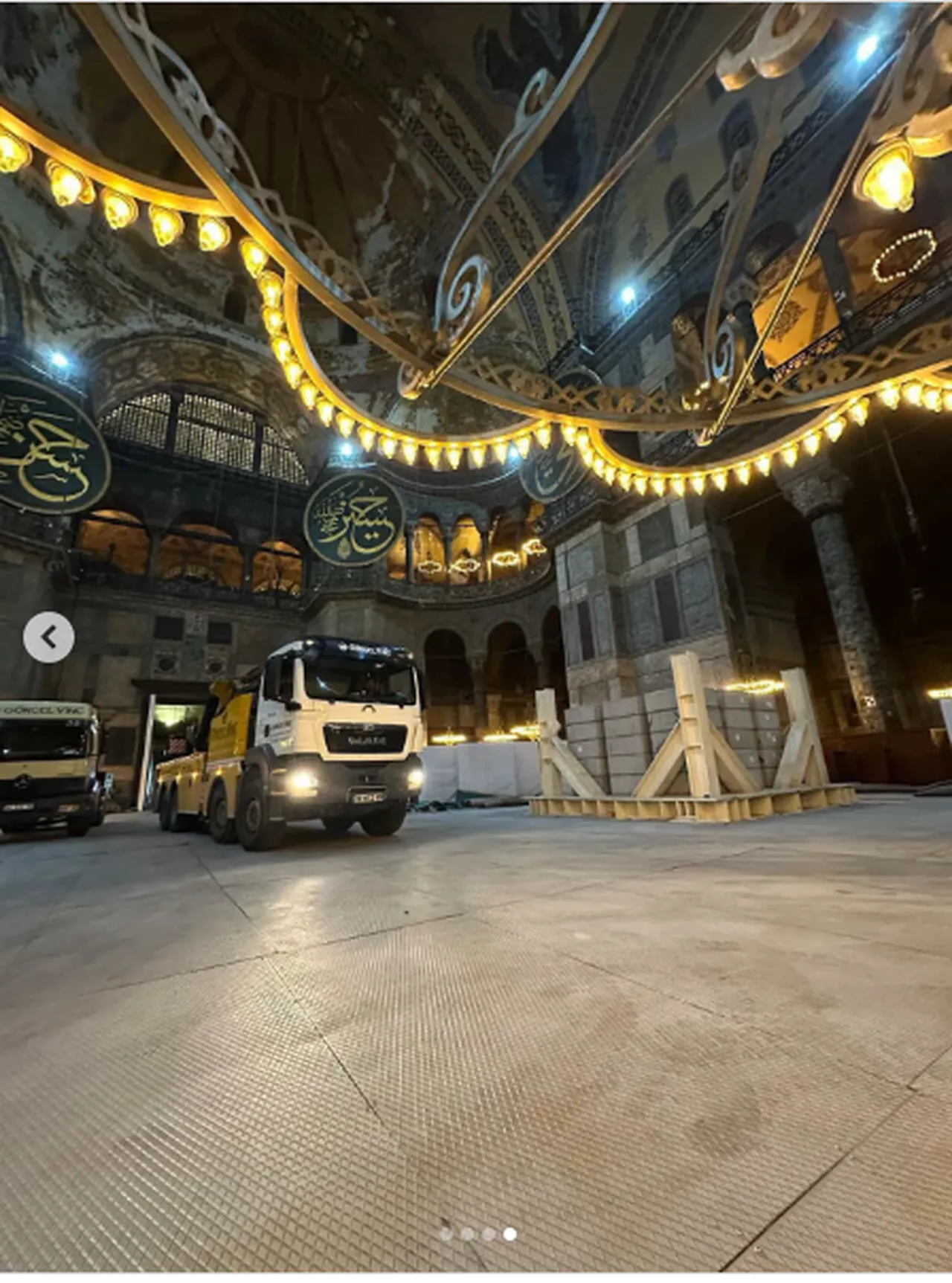 Sosyal medyada dolaşıma sokulan "Ayasofya'da kamyon" fotoğrafları