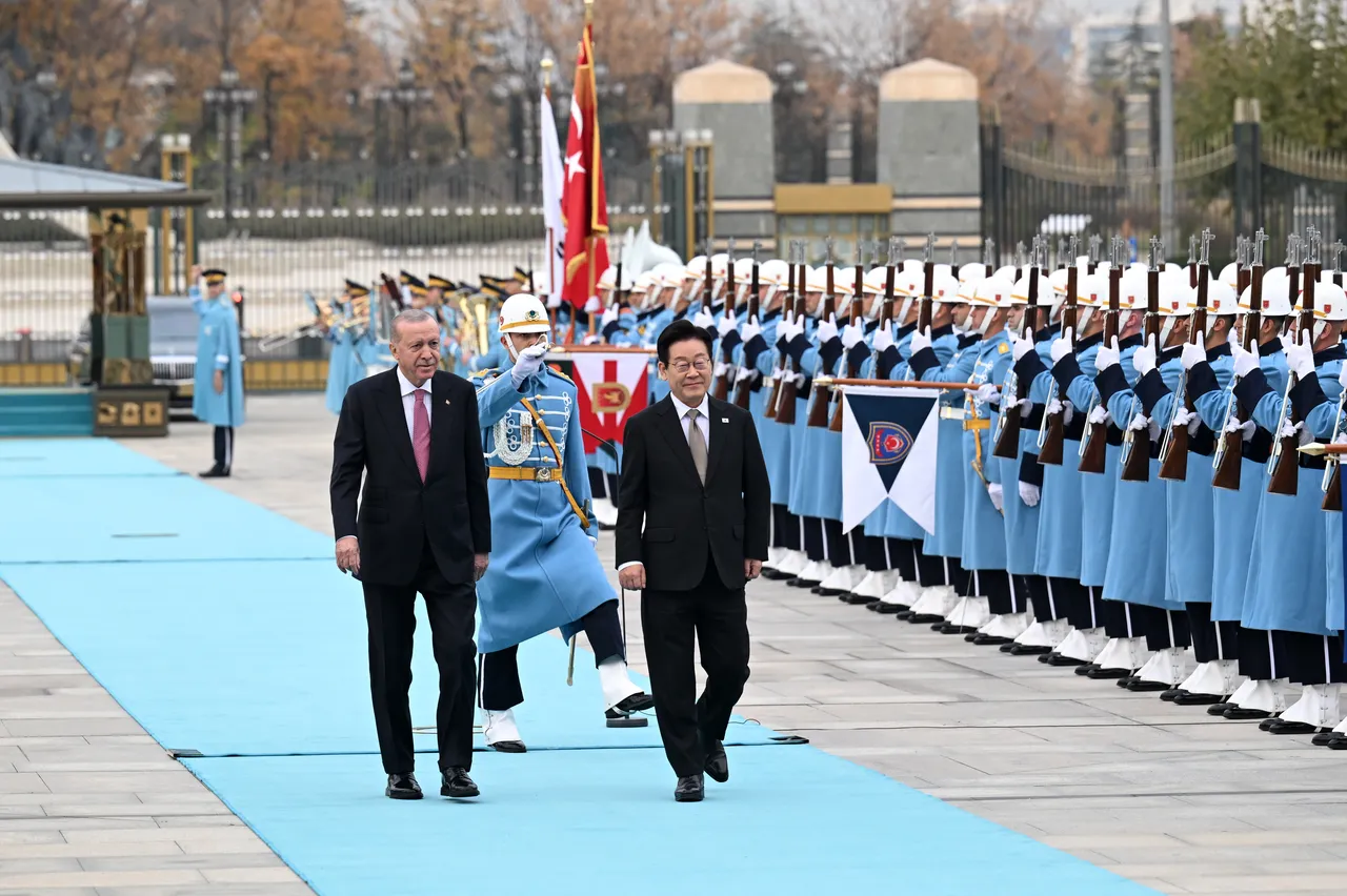 Cumhurbaşkanı Erdoğan, Türkiye'yi ziyaret eden Güney Kore Devlet Başkanı Lee Jae Myung'u resmi törenle karşıladı.