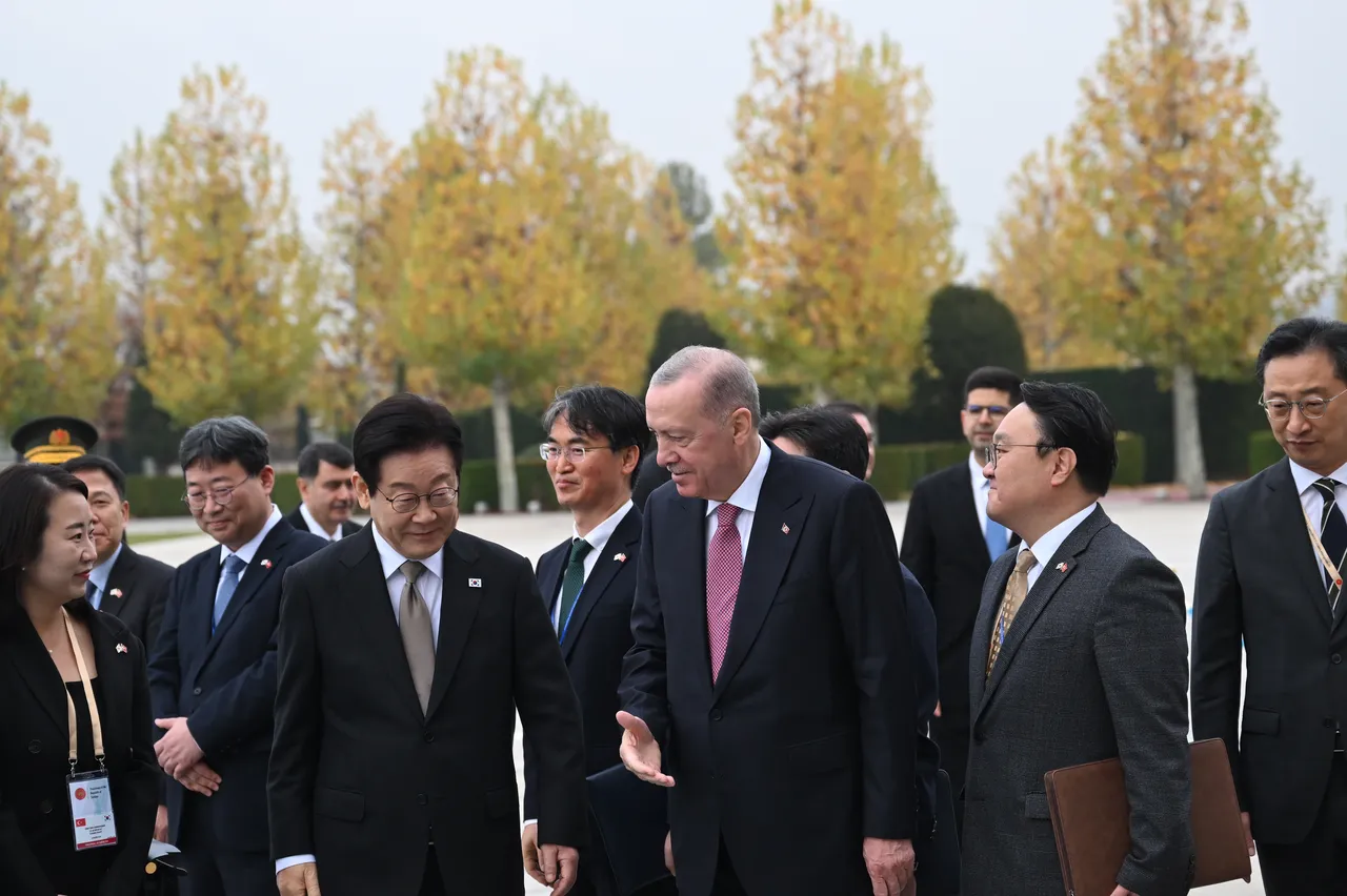 Cumhurbaşkanı Erdoğan, Türkiye'yi ziyaret eden Güney Kore Devlet Başkanı Lee Jae Myung'u resmi törenle karşıladı.