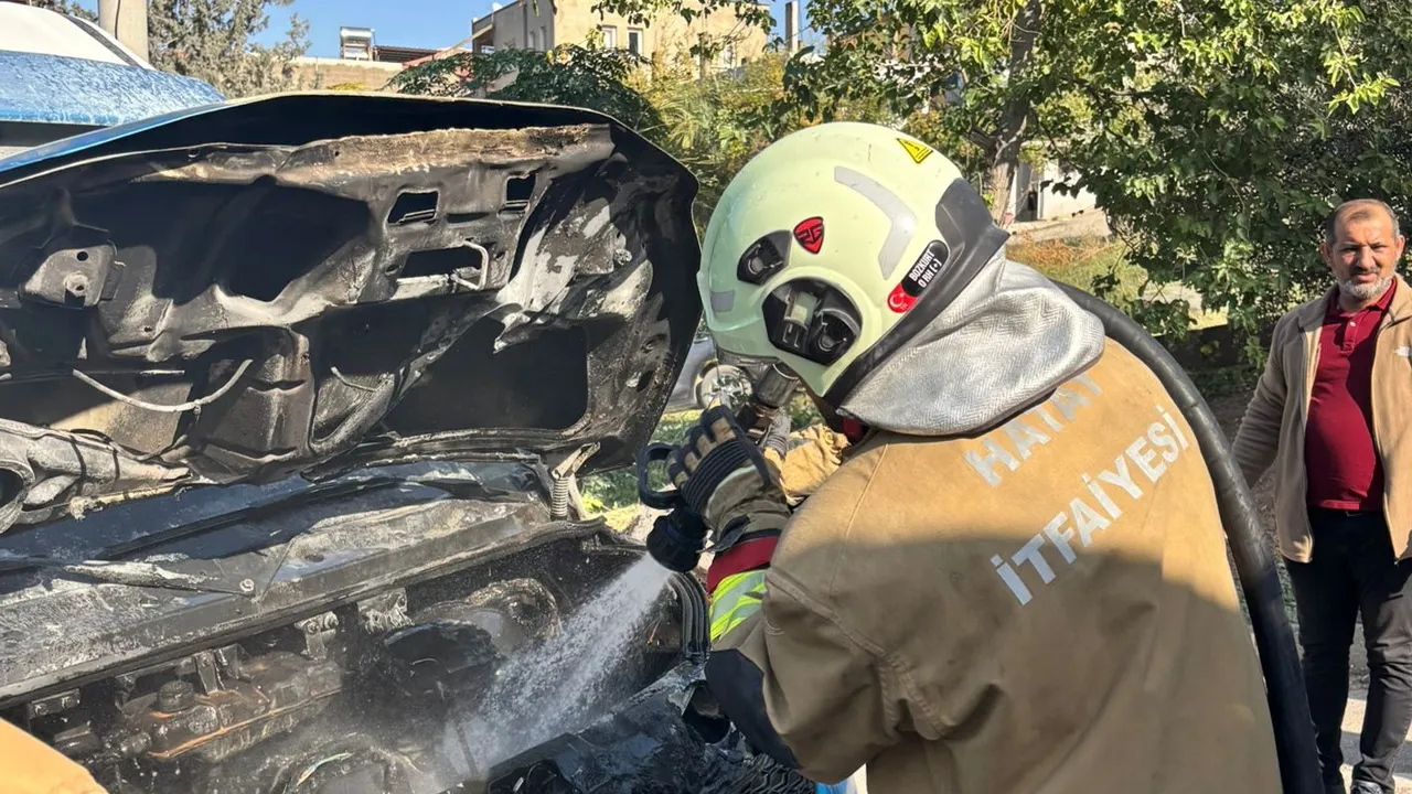 Hatay'da faciadan dönüldü! Minibüs yandı, yolcular son anda tahliye edildi
