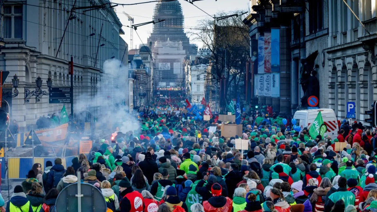  Trenler, okullar ve havalimanları kapanıyor! Avrupa ülkesi karıştı