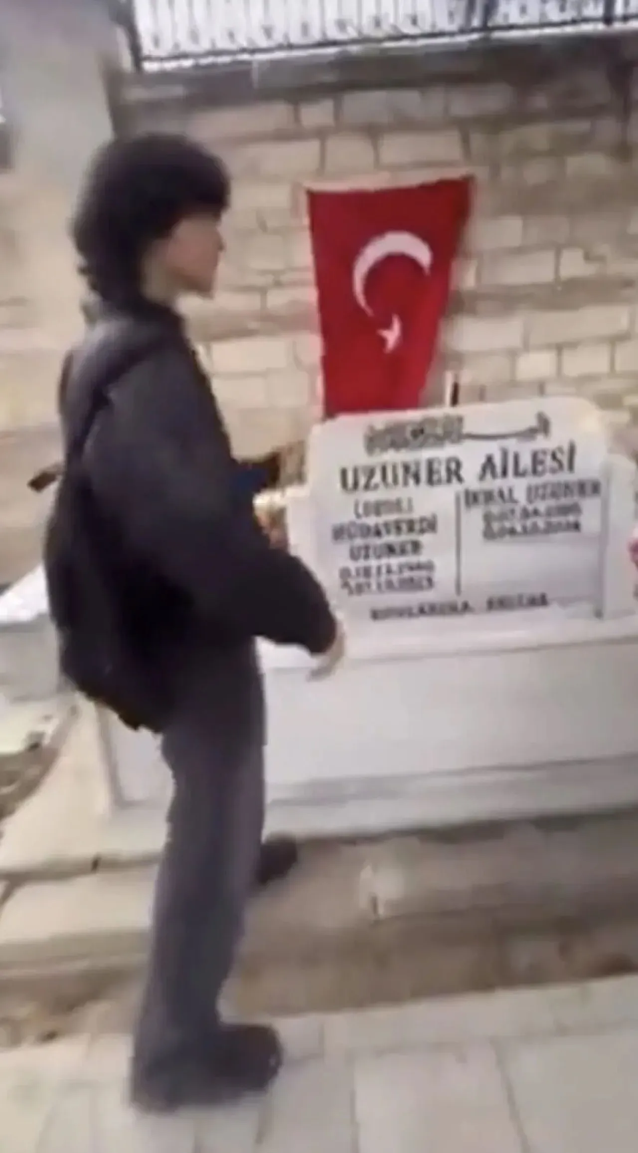 Mezara zarar veren şahıslardan biri