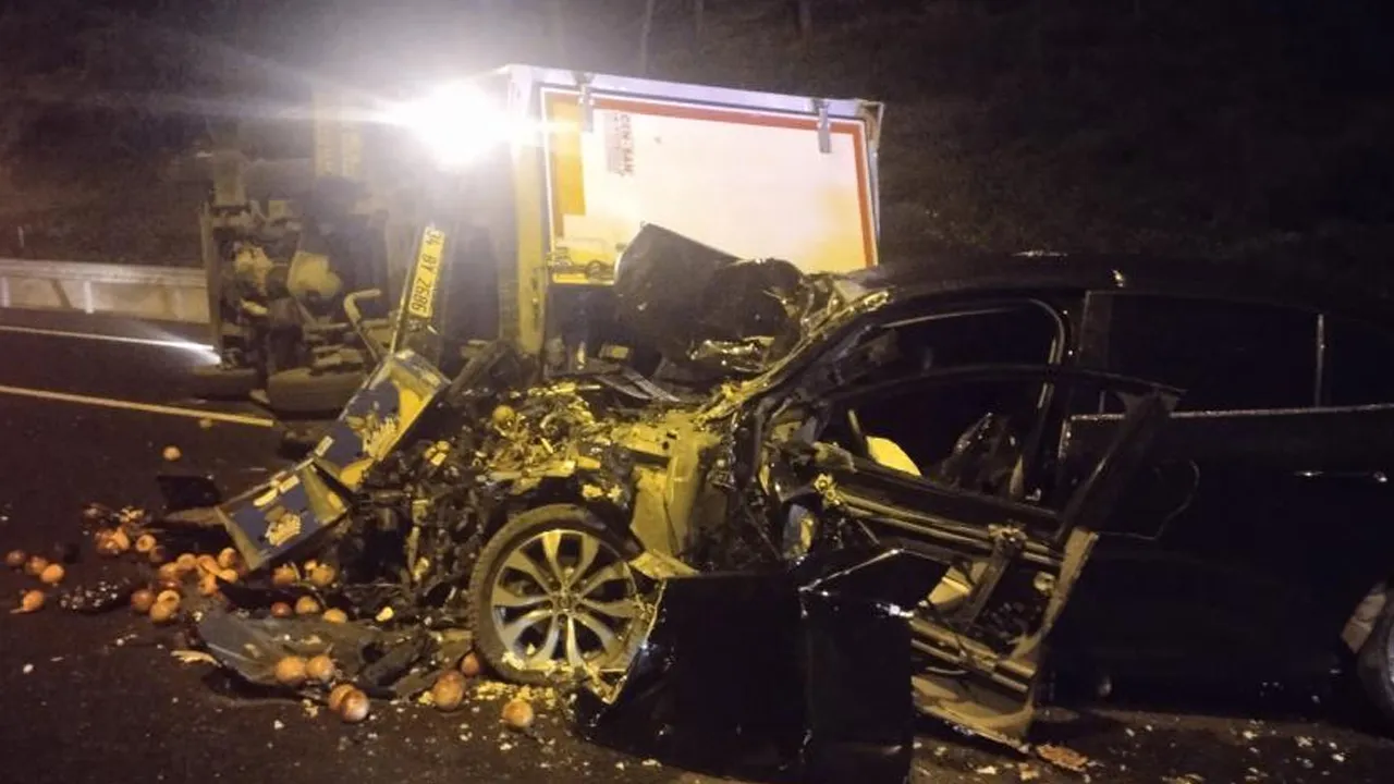 İstanbul'da feci kaza, trafik durdu! Yaralananlar var