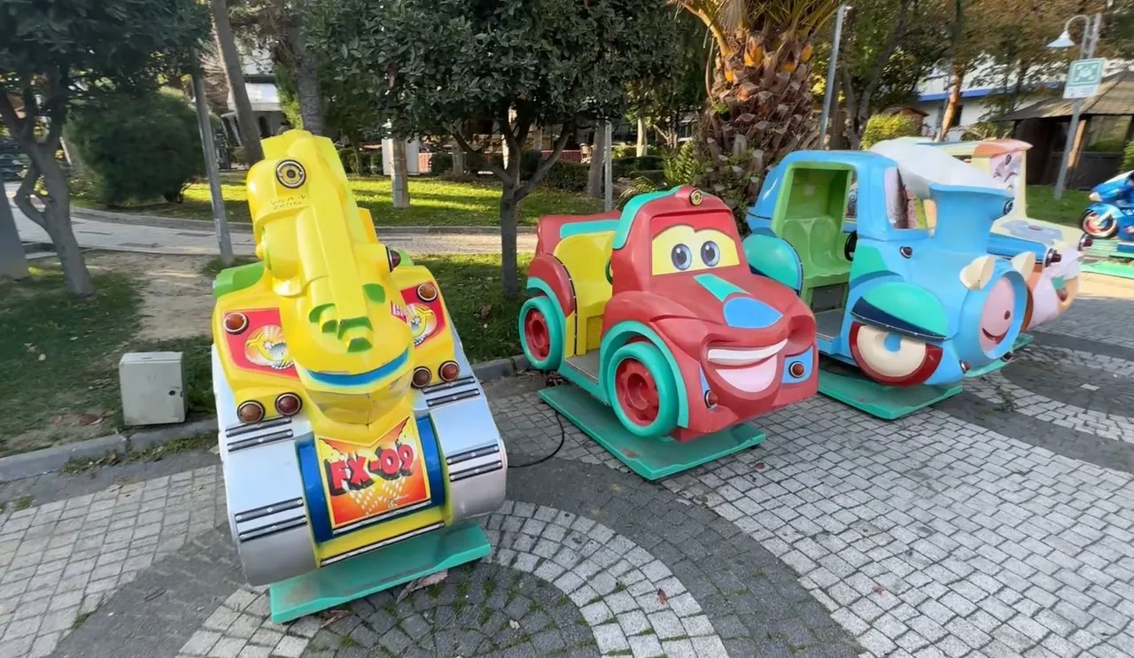 Parkta oynayan çocuklar elektrik akımına kapıldı