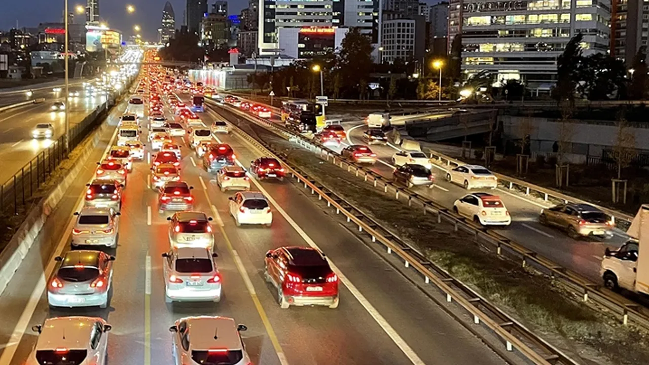 İstanbul'da trafik haftanın ilk gününde kilitlendi