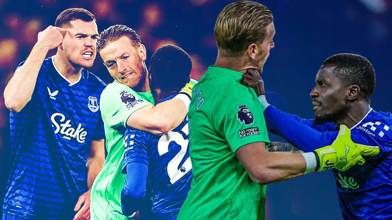 Manchester United - Everton maçında olay: Takım arkadaşına saldırdı, kırmızı kart gördü