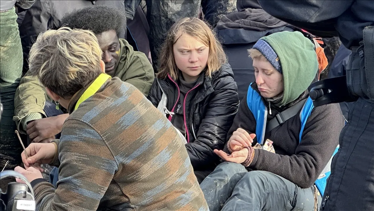 Nehri yeşile boyadı, şehre girişi yasaklandı!  Tarihimize yapılmış bir hakaret