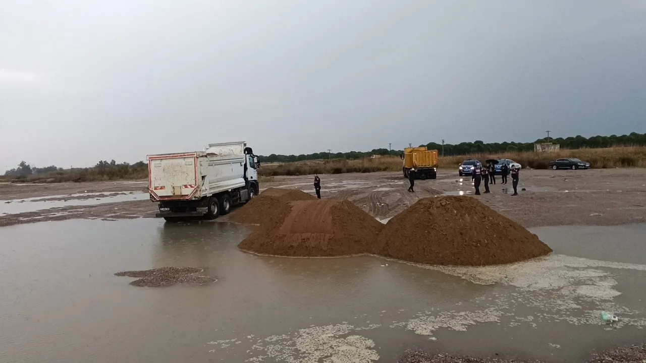 Sahilde 50 kamyonluk kum hırsızlığı! Film gibi takipte gözaltılar geldi