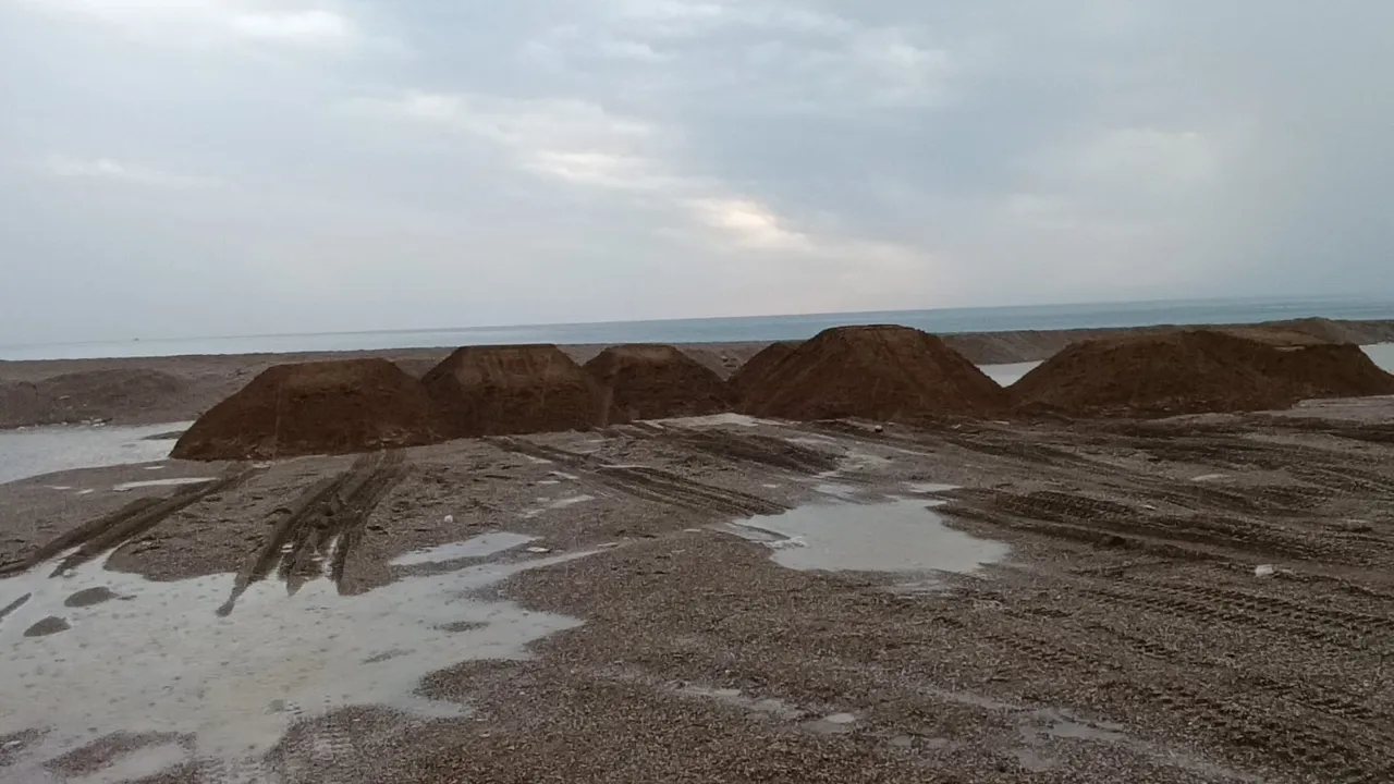 Sahilde 50 kamyonluk kum hırsızlığı! Film gibi takipte gözaltılar geldi