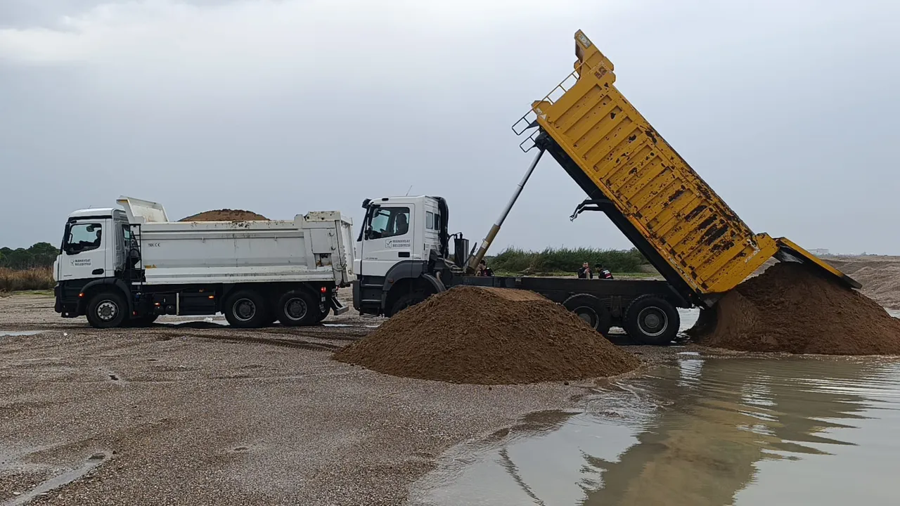 Sahilde 50 kamyonluk kum hırsızlığı! Film gibi takipte gözaltılar geldi