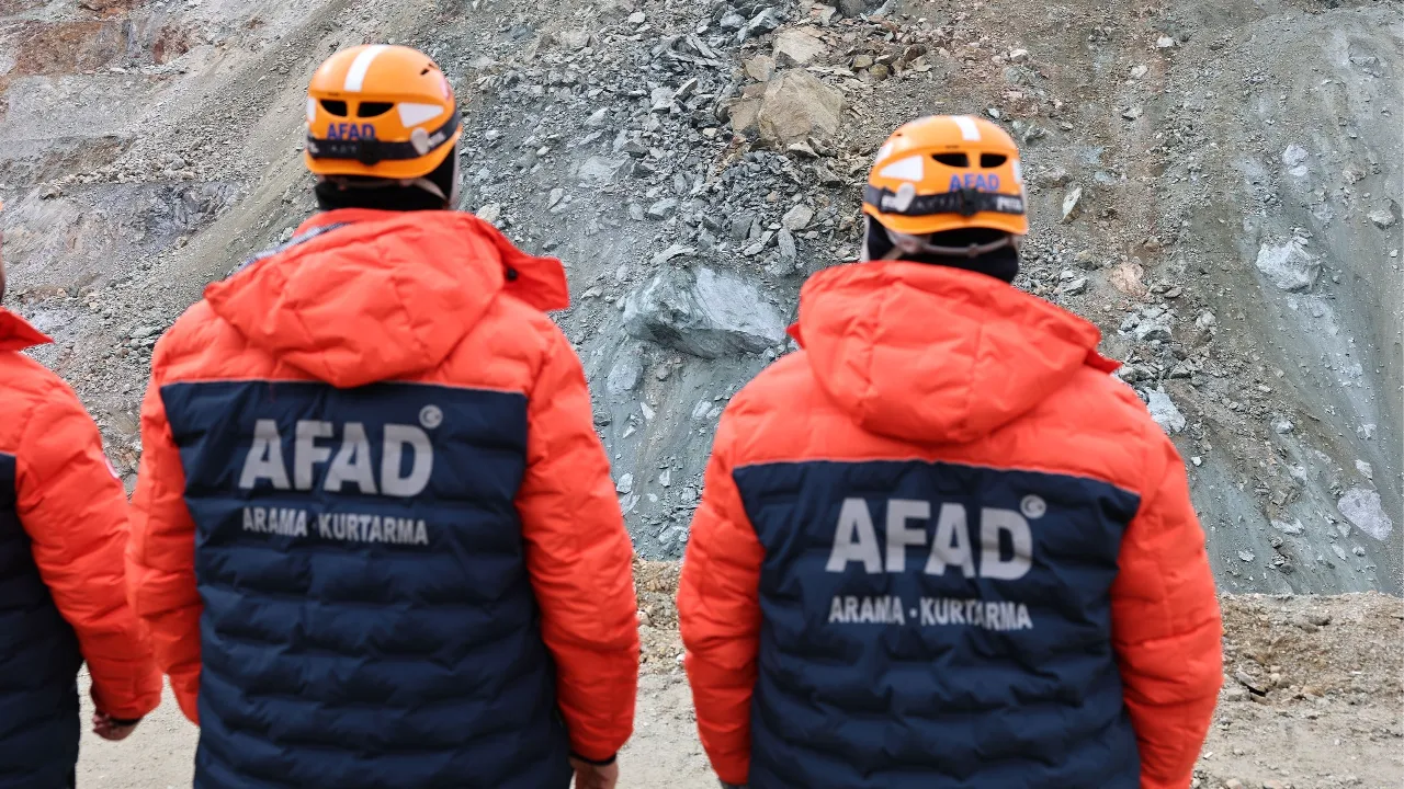 Sivas'ta göçük altında kalan müdür 8 gündür aranıyor