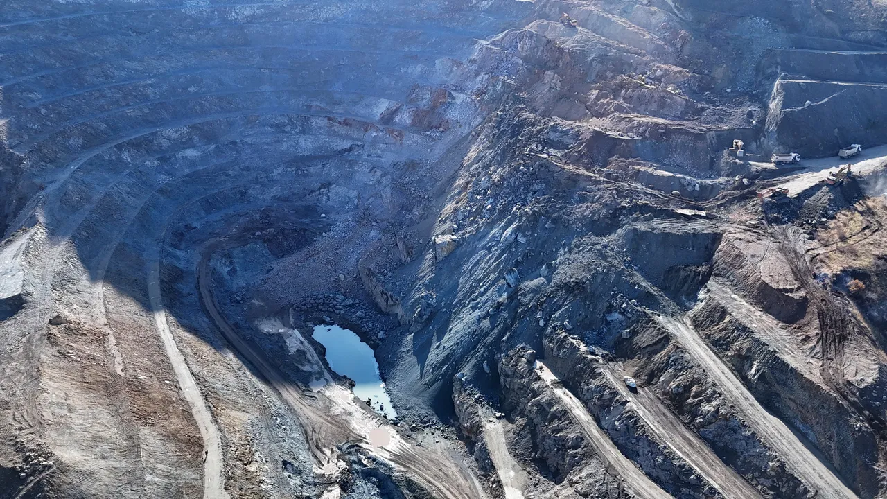 Sivasta göçük altında kalan müdür 8 gündür aranıyor