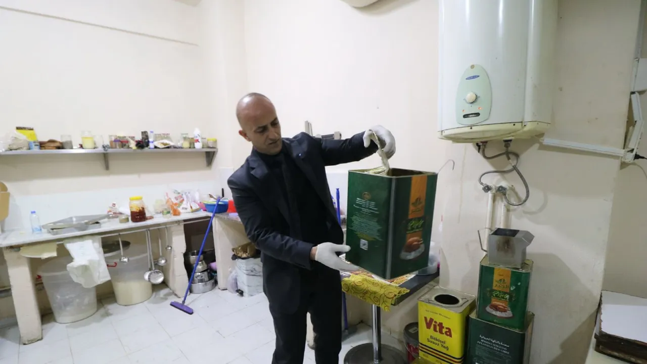 Tatlı imalathanesinde mide bulandıran görüntüler! "Durum çok kötü, burası ne böyle?"