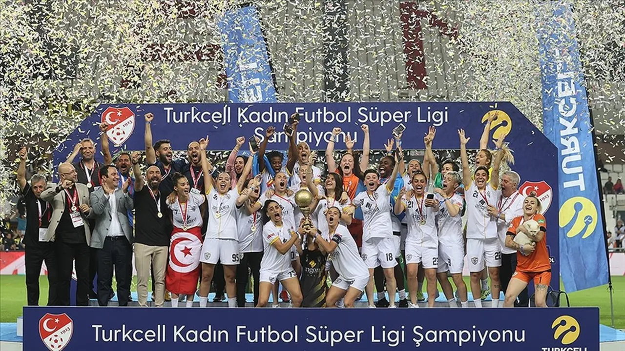 Turkcell Kadın Futbol Süper Ligi play-off finalinde Wulfz Fatih Karagümrük'ü 2-1 mağlup eden ALG Spor, 2021-2022 sezonunu şampiyon tamamladı