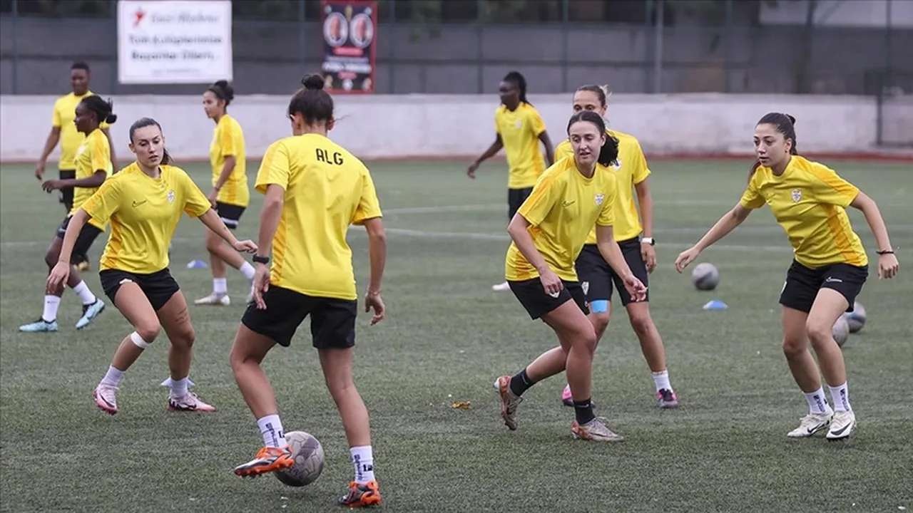 Yeni sezonda kadrosunu adeta sil baştan yeniden oluşturan ALG Spor, 15 yeni oyuncu ile anlaşma sağladı