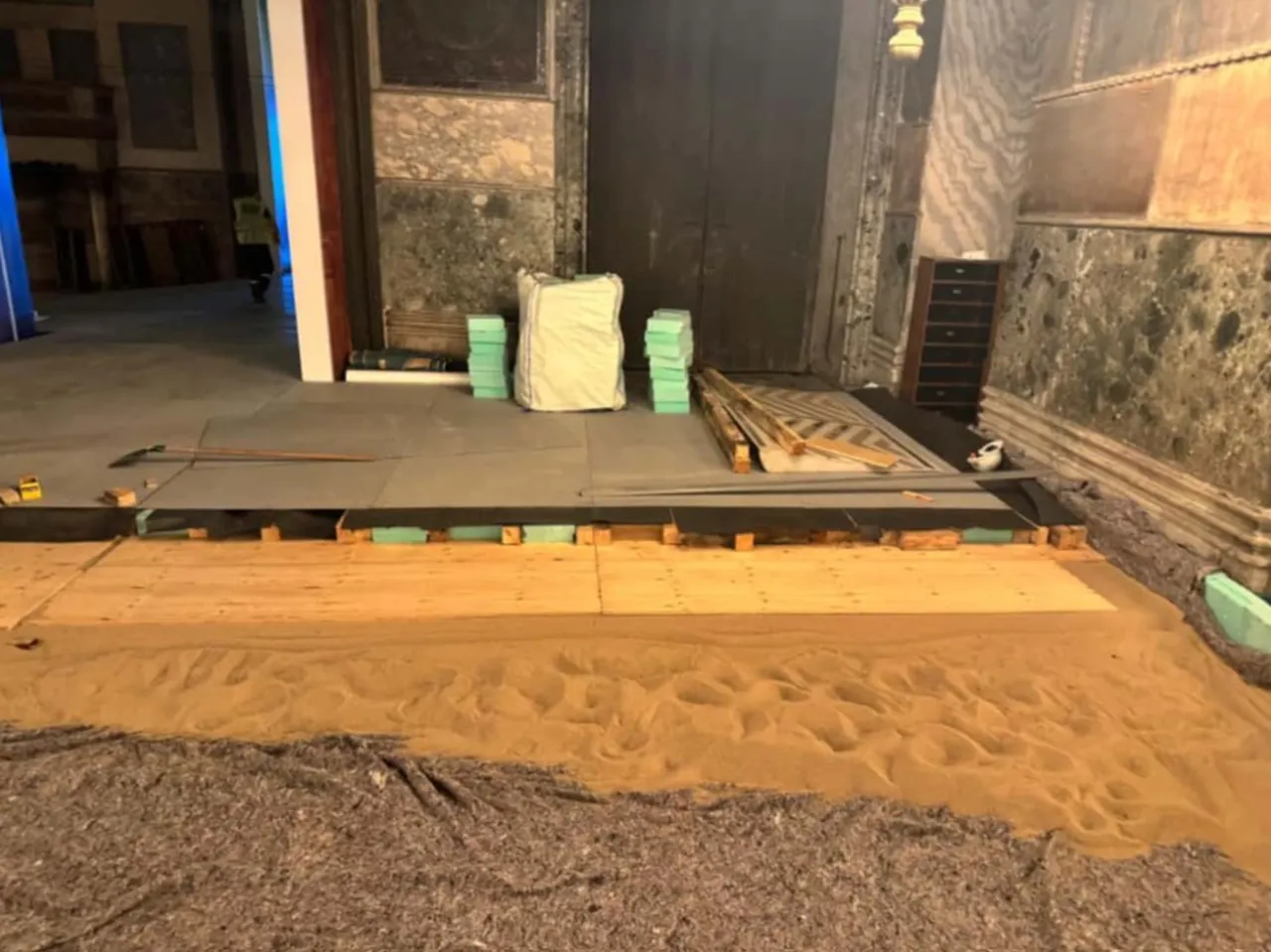 Ayasofyaya kamyonlar zarar verildiği iddia edildi! Katmanlı platform kuruldu, tarihi zemin korundu!