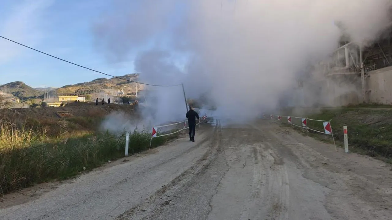 Aydın'da jeotermal iletim hattında patlama! Kara yolu trafiğe kapatıldı