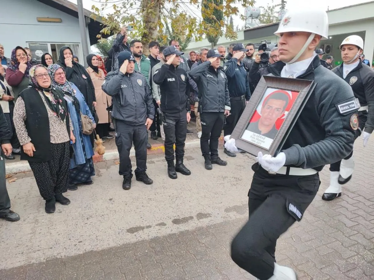 En acı veda! 8 aylık Melisa polis babasını şapkası ile uğurladı