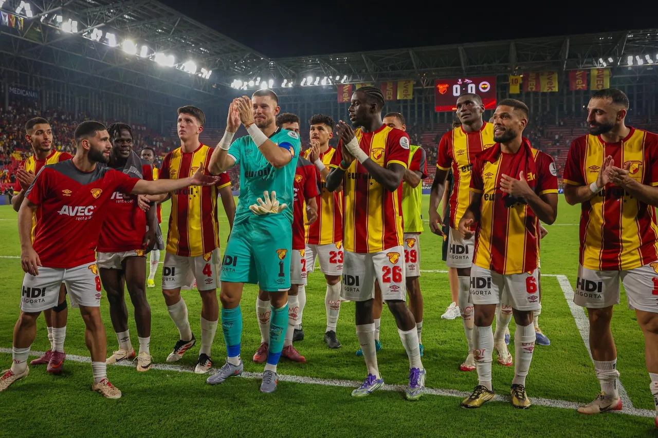 Göztepe Futbol Takımı, ligde alınan galibiyetten sonra kutlama yapıyor