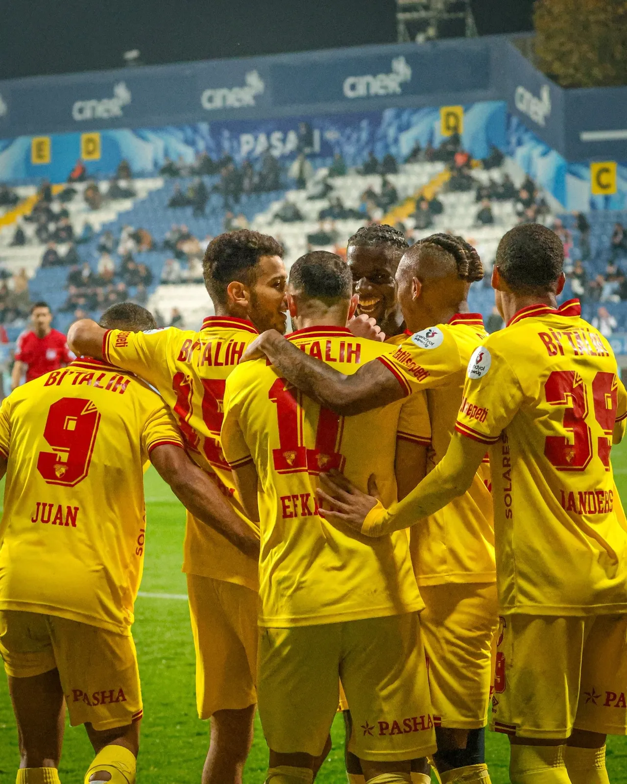 Göztepe Futbol Takımı, maçta attıkları gole sevinirken