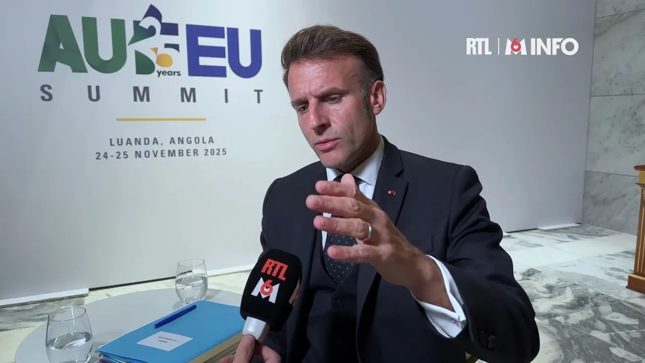 Fransa Cumhurbaşkanı Emmanuel Macron, RTL/M6 Info canlı yayınında Rusya’yı barış sürecini sabote etmekle suçladı. Macron, barış anlaşması sonrası Kiev ve Odesa’da İngiliz, Fransız ve Türk askerlerinin yer alacağı güvenlik güçlerinin konuşlandırılacağını açıkladı.