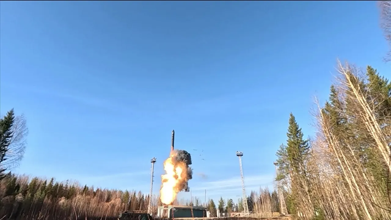 Burevestnik füzesinin denemeler esnasında 14 bin kilometre yol katettiği ve 15 saat boyunca havada kaldığı kaydedilirken Poseidon'un da hızı ve hareket ettiği derinlik açısından güçlü olduğu belirtildi.