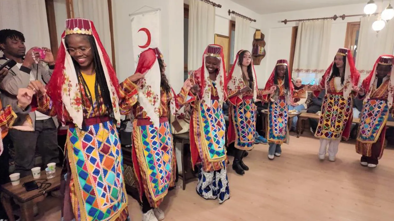 Üniversite okumak için Yozgat'a gelen Afrikalılar halay çekip, türkü söyledi
