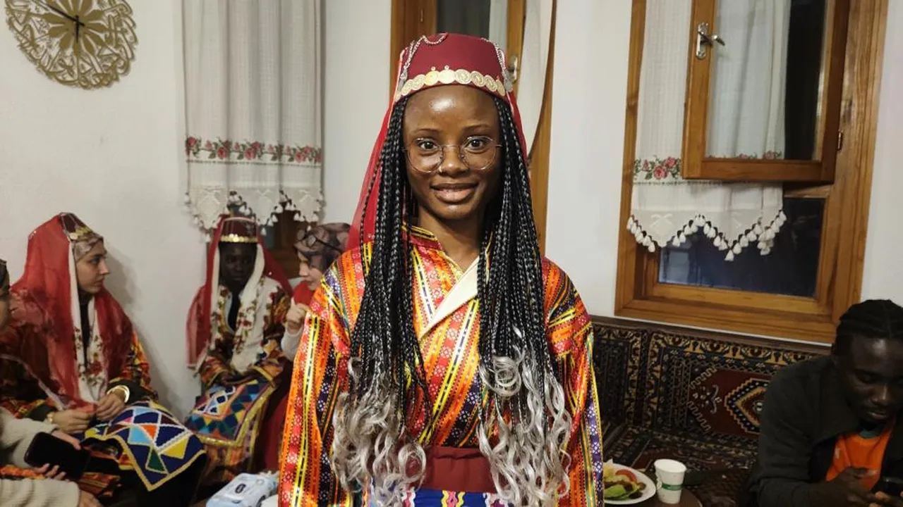 Üniversite okumak için Yozgata gelen Afrikalılar halay çekip, türkü söyledi