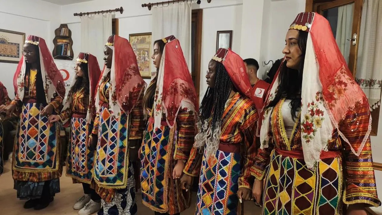 Üniversite okumak için Yozgata gelen Afrikalılar halay çekip, türkü söyledi