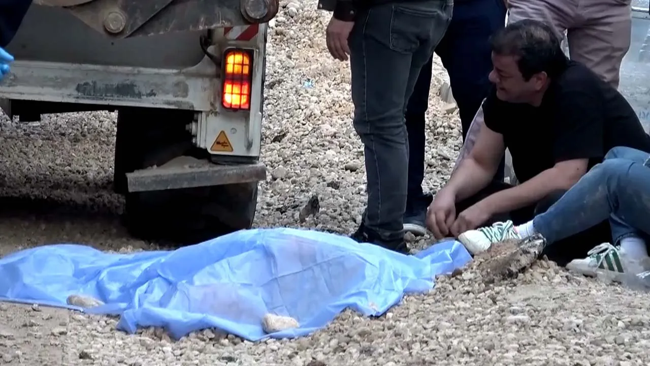 Yolun karşısına geçecekti! Yaşlı adam kepçenin altında kaldı