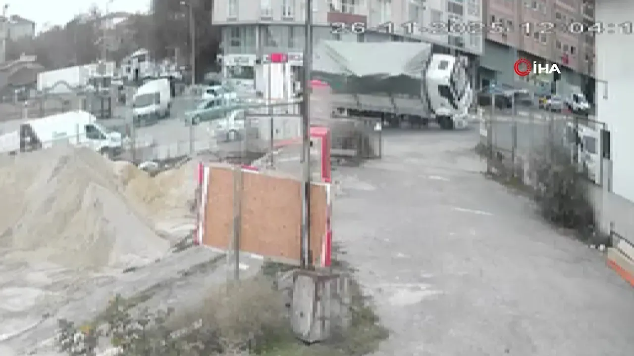 Aşırı yük kazaya neden oldu! Kamyon virajda devrildi