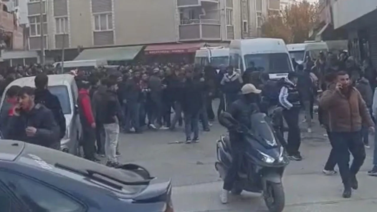 Balta ve çekiçli kavga! Mahalle bir anda savaş alanına döndü