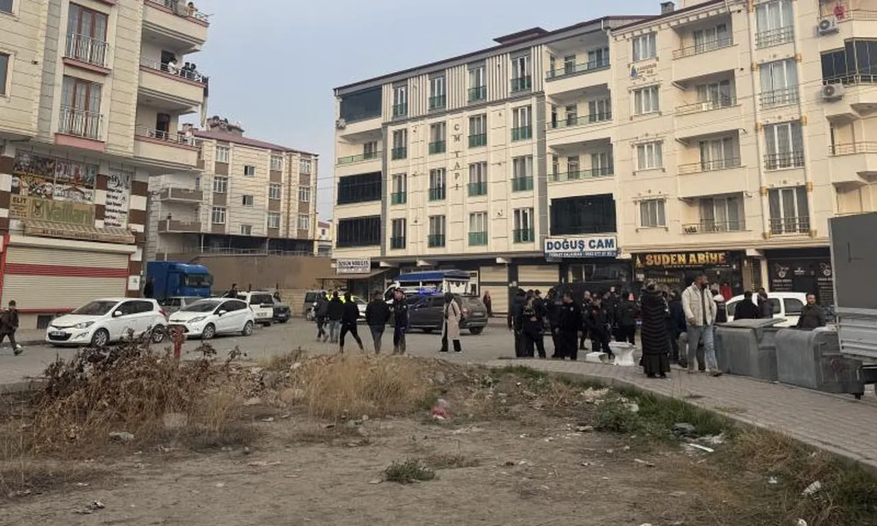 Balta ve çekiçli kavga! Mahalle bir anda savaş alanına döndü