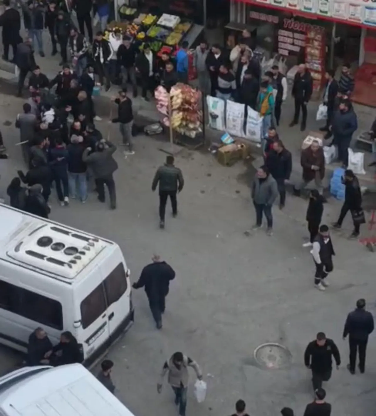 Balta ve çekiçli kavga! Mahalle bir anda savaş alanına döndü