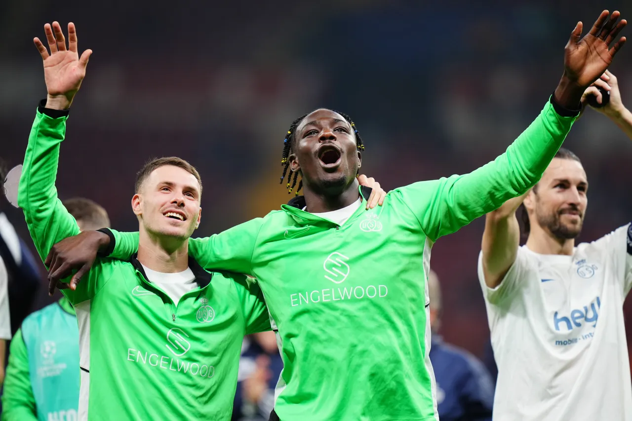 USG'li futbolcular maçın ardından galibiyeti kutluyor