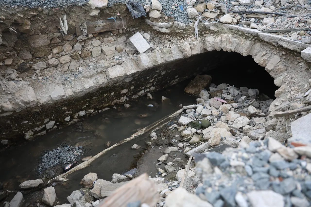 Ortaya çıkan tarihi su kanalı vatandaşları şaşkına çevirdi.