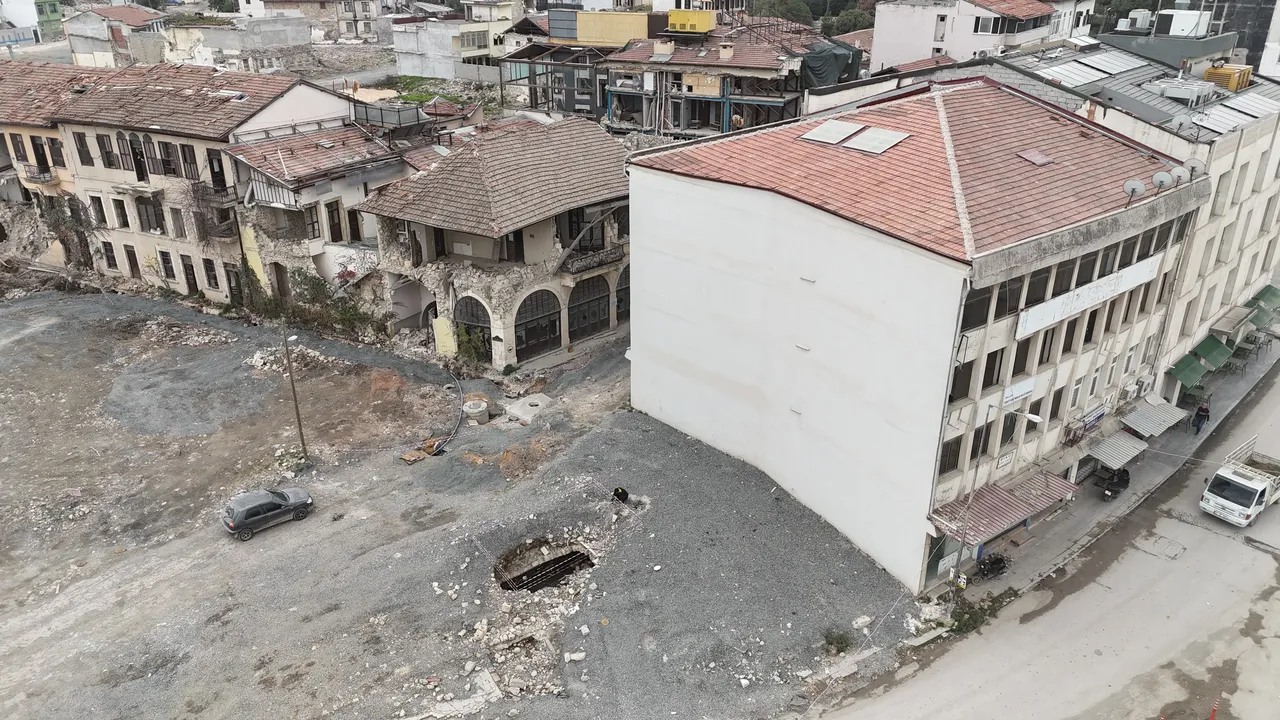 Ortaya çıkan tarihi su kanalı vatandaşları şaşkına çevirdi.