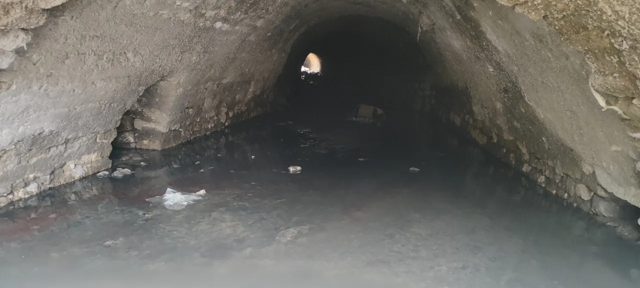 Ortaya çıkan tarihi su kanalı vatandaşları şaşkına çevirdi.