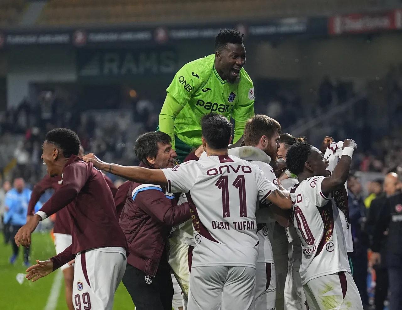 Trabzonspor, 90+11'de Muçi'nin golüyle Başakşehir'i 4-3 mağlup etti