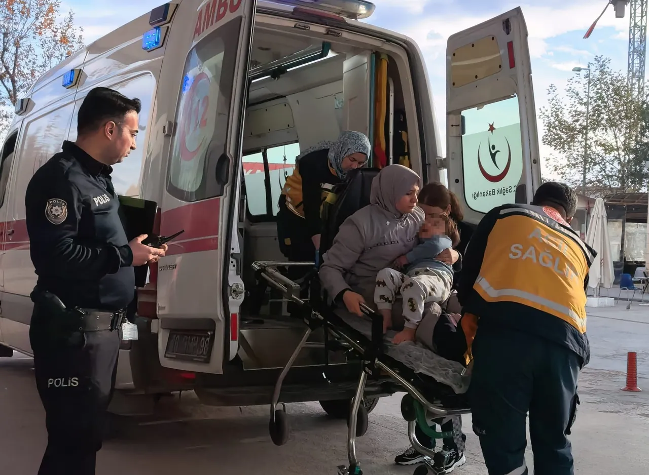 Annesinin kucağında hastaneye getirildi