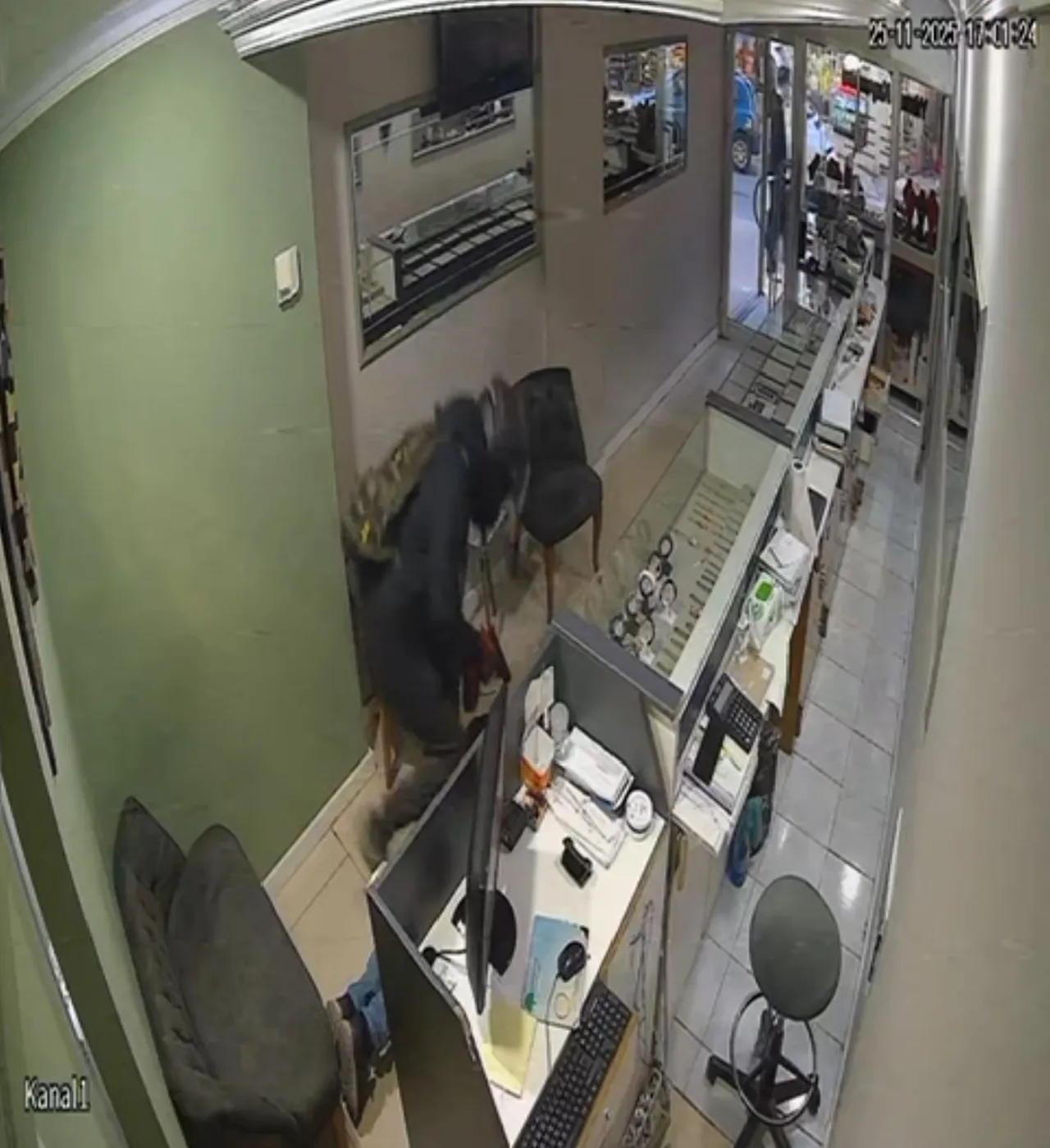 Çalışanı bağlayıp 5 kilo altını çaldı! Ordudan Diyarbakıra kadar kaçabildi