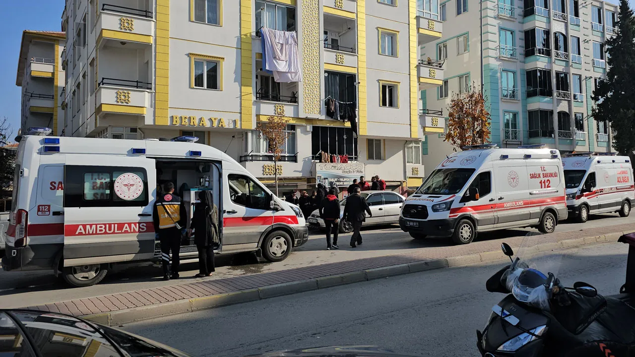 Çorum'da apartman girişinde korkutan yangın: 7’si çocuk 9 kişi hastanelik oldu