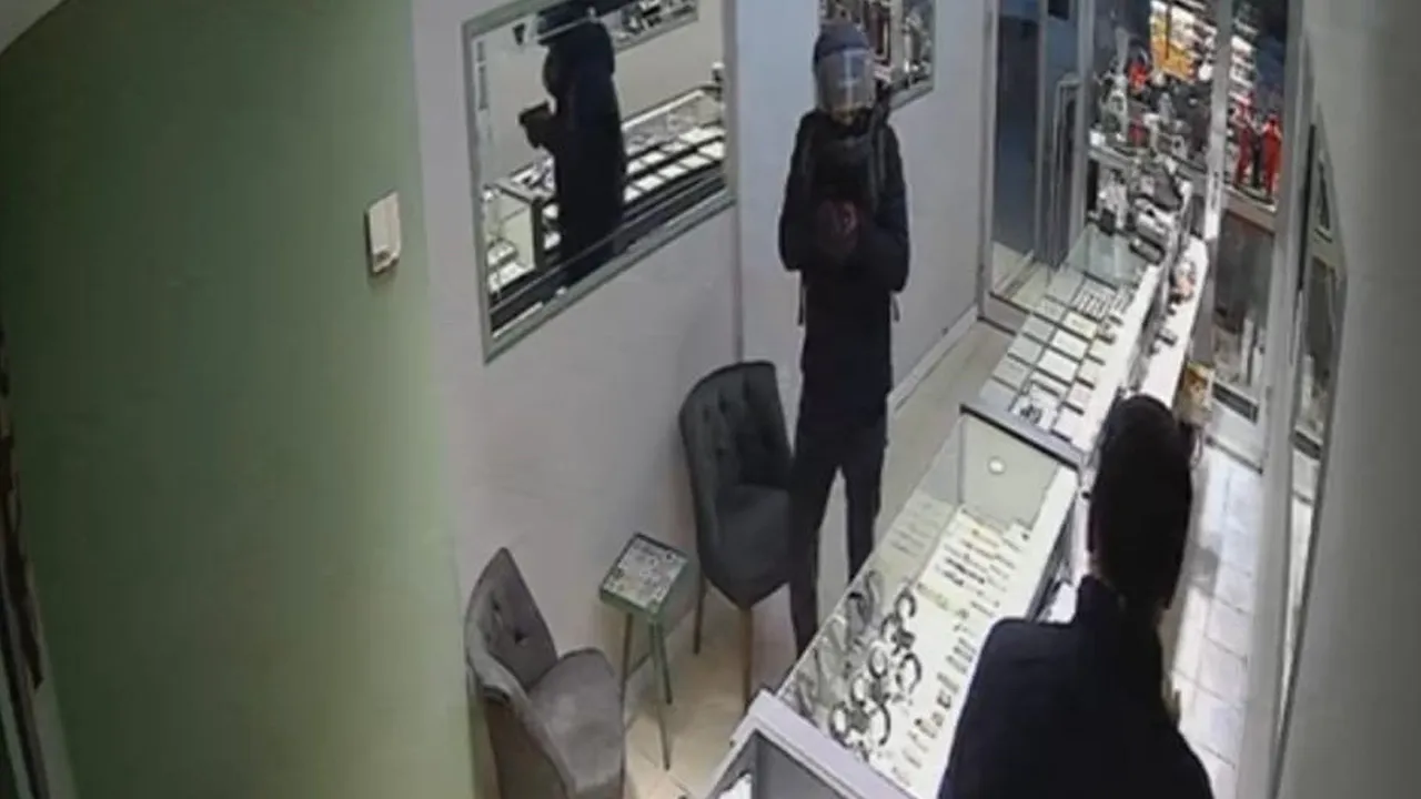 Ellerini ayaklarını bağladı, koşarak uzaklaştı! 5 kilogram altının çalındığı anlar kamerada