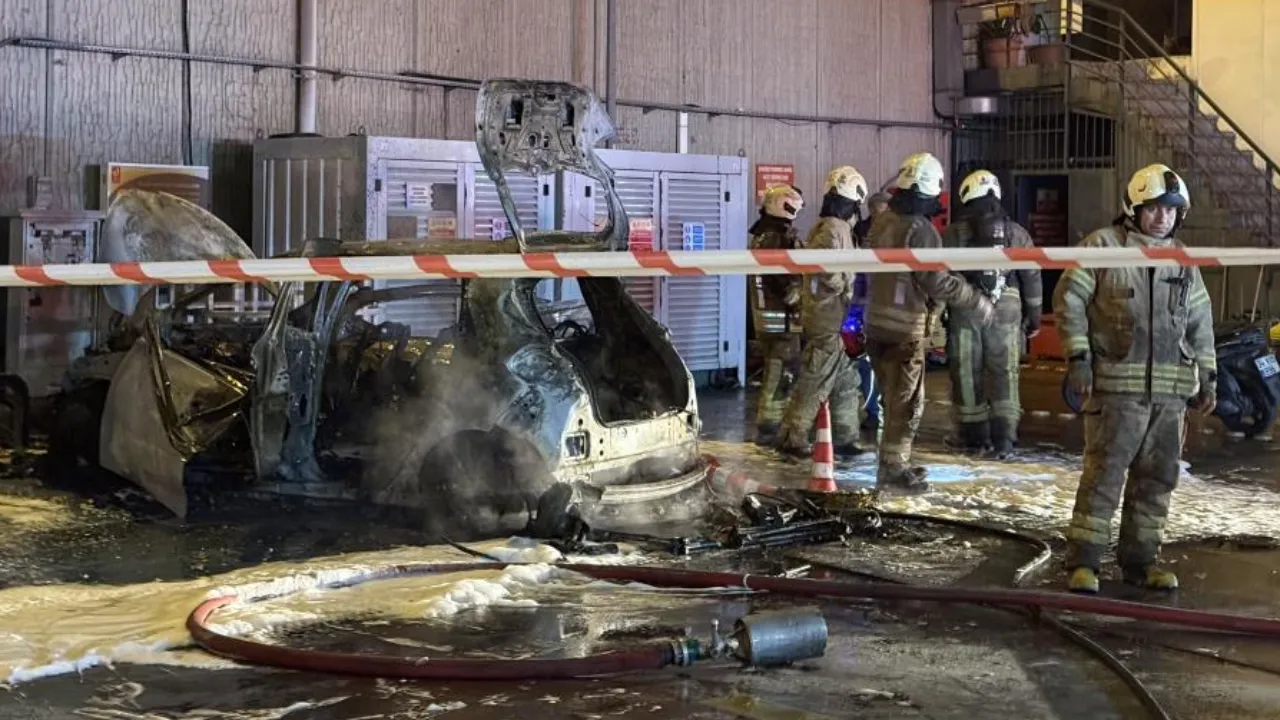 Esenyurt'ta korku dolu anlar: Şarj halindeki elektrikli araç alev alarak patladı!