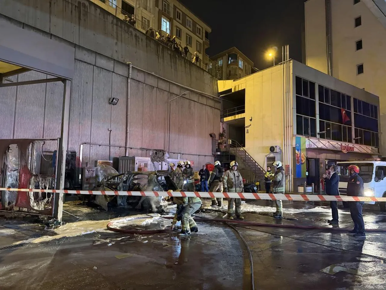 Esenyurtta korku dolu anlar: Şarj halindeki elektrikli araç alev alarak patladı!