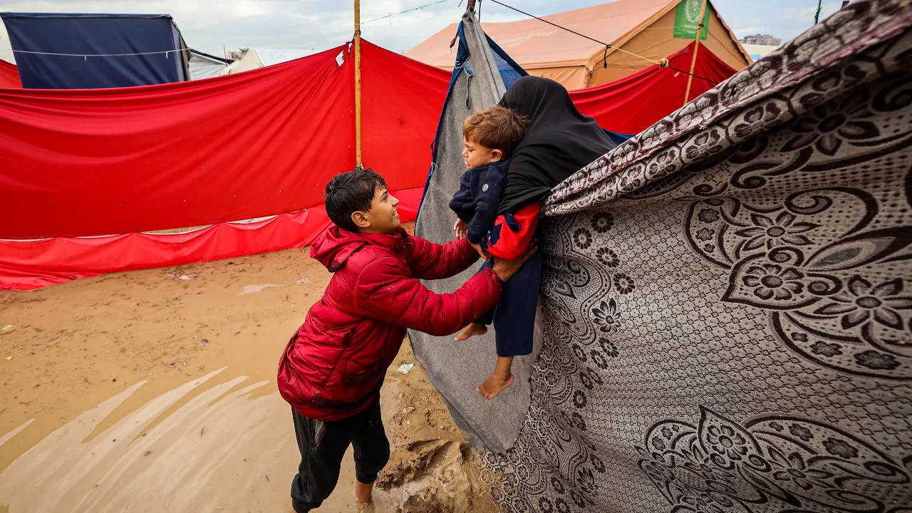 Gazze Şeridinde sel: Binlerce Filistinli kışın çadırsız kaldı!